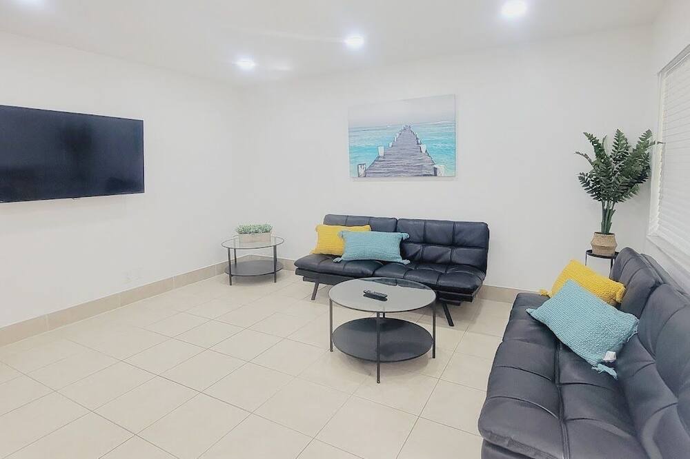 Photo of Livingroom in Sailboat Bend
