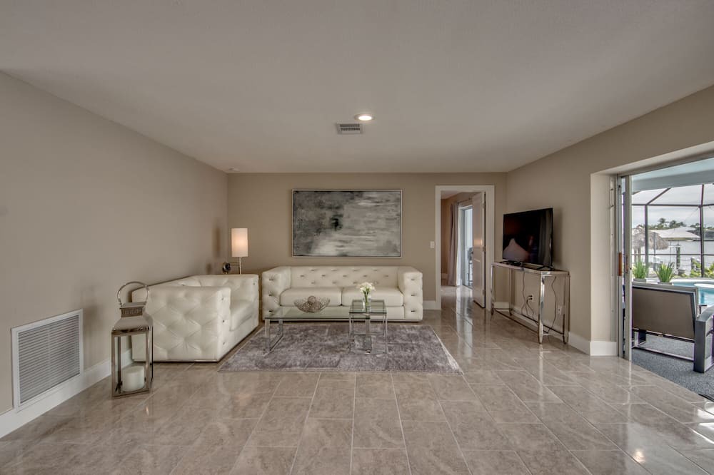 Photo of Livingroom in Eight Lakes