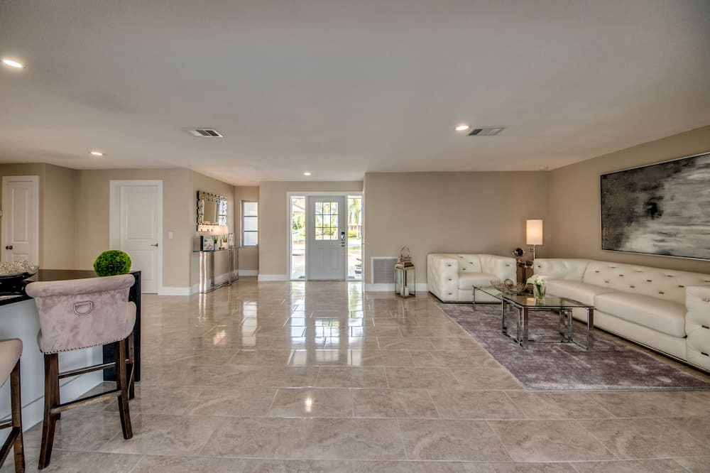 Photo of Livingroom in Eight Lakes