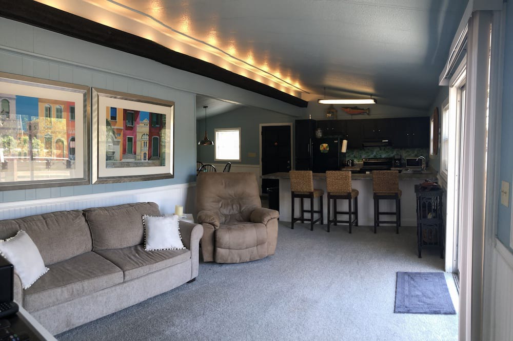 Photo of Livingroom in Suwannee