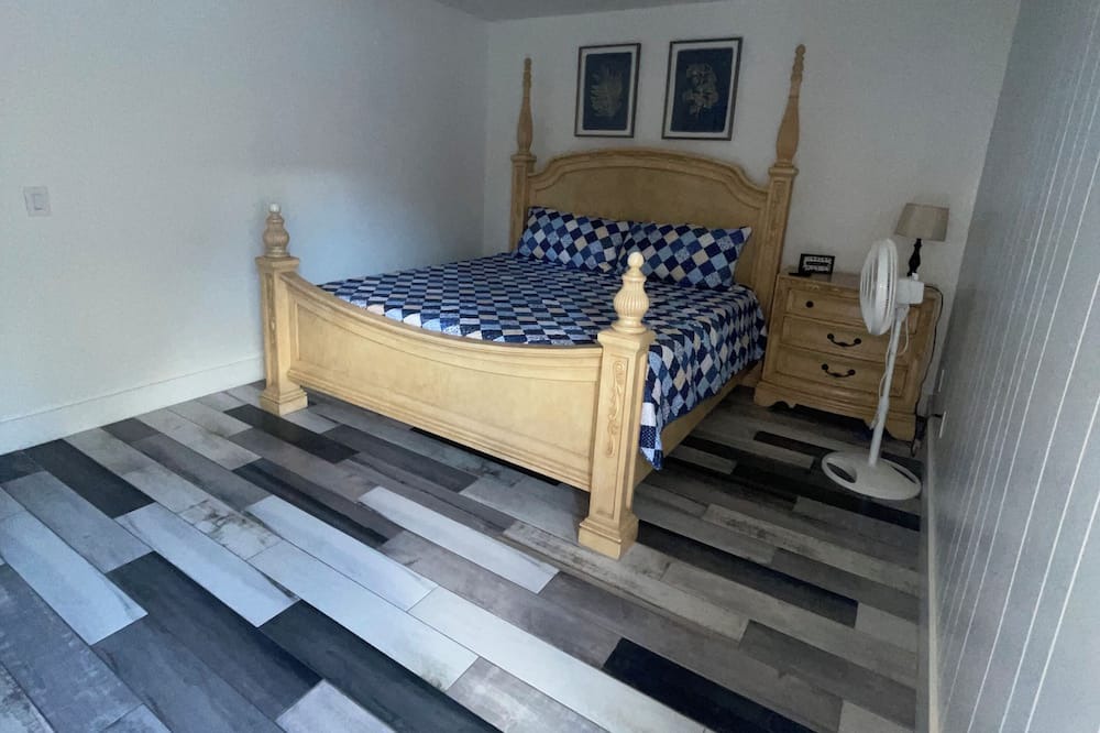 Photo of Bedroom in Town N County Park