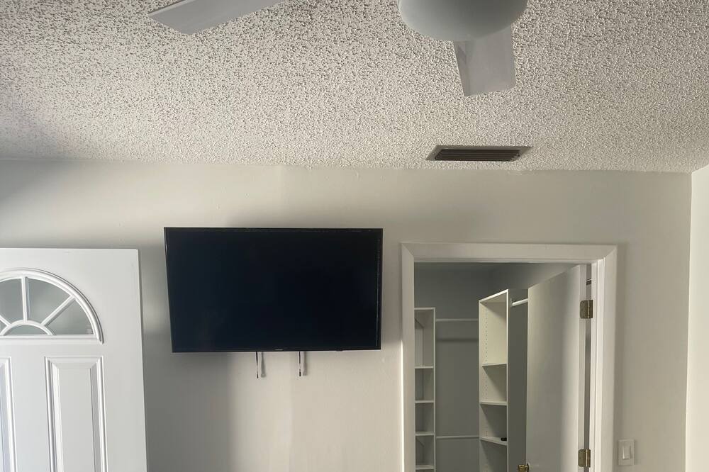 Photo of Livingroom in Town N County Park