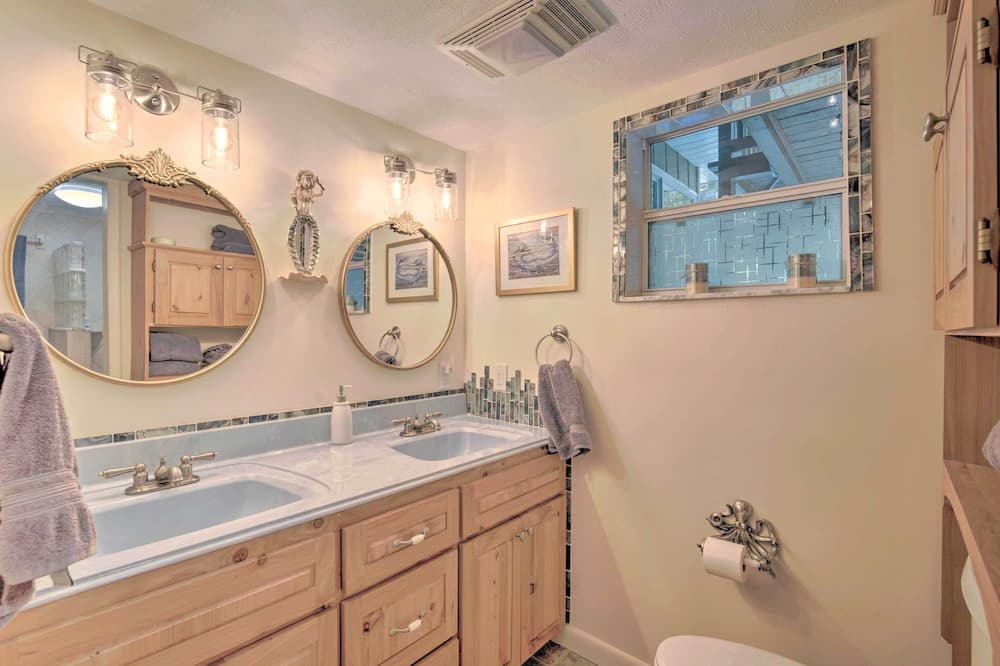 Photo of Bathroom in Citrus Springs