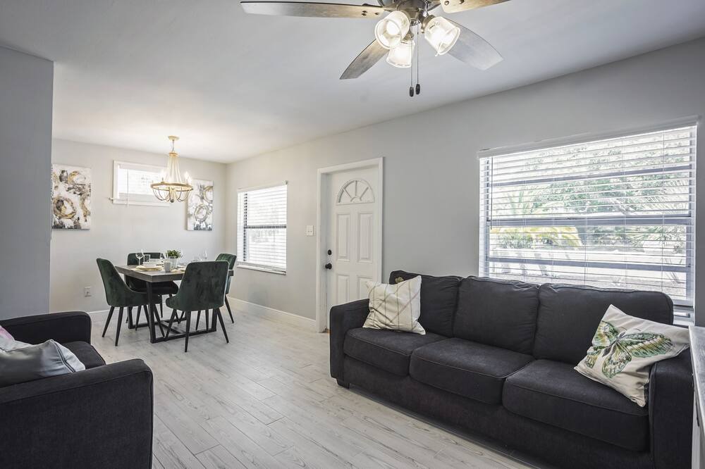 Photo of Livingroom in Temple Crest