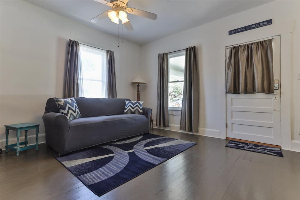 Photo of Livingroom in Historic District