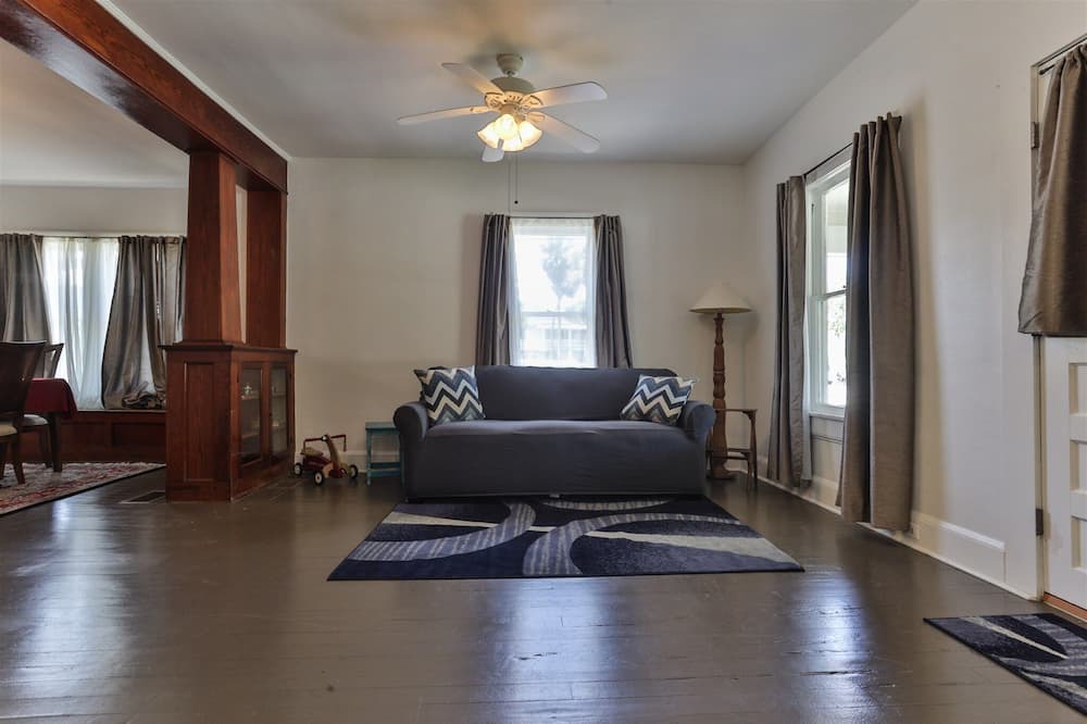Photo of Livingroom in Historic District