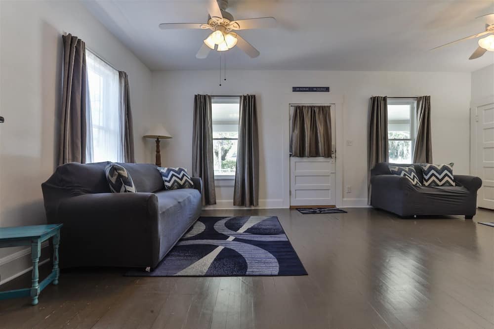 Photo of Livingroom in Historic District