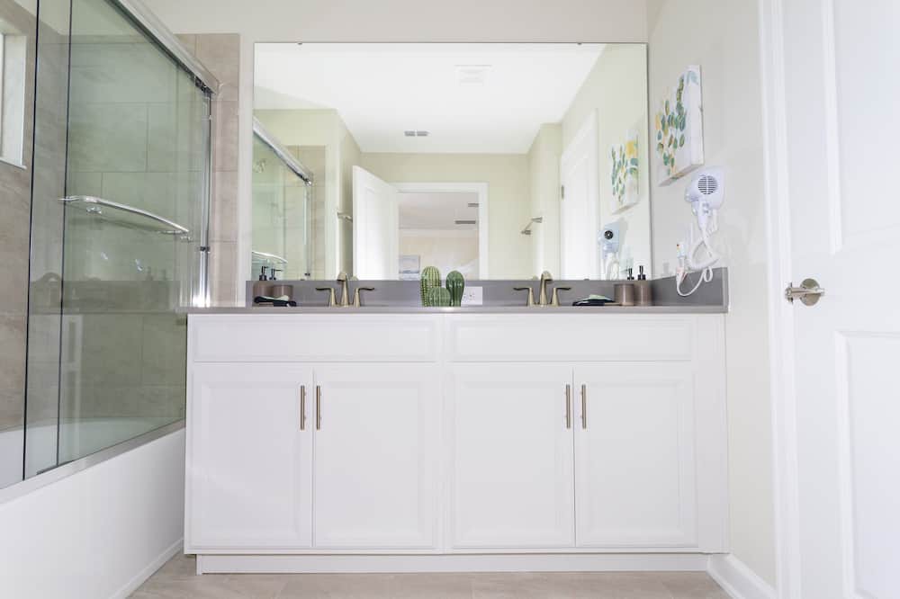 Photo of Bathroom in Davenport