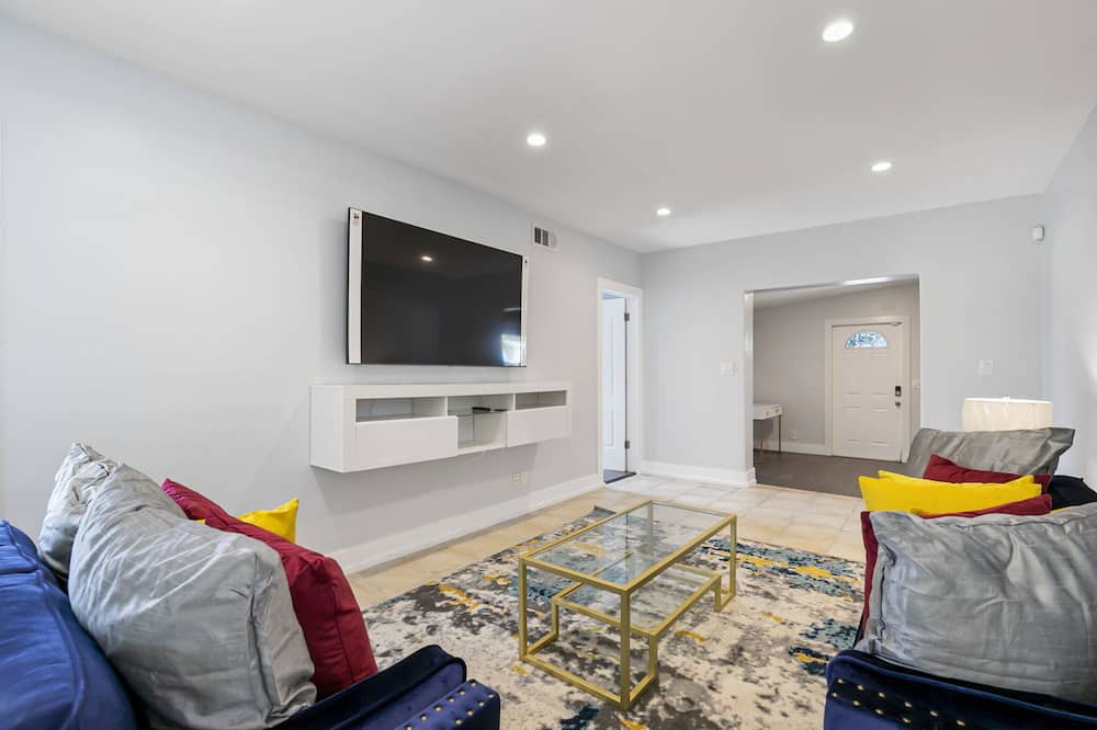 Photo of Livingroom in Poinsettia Heights