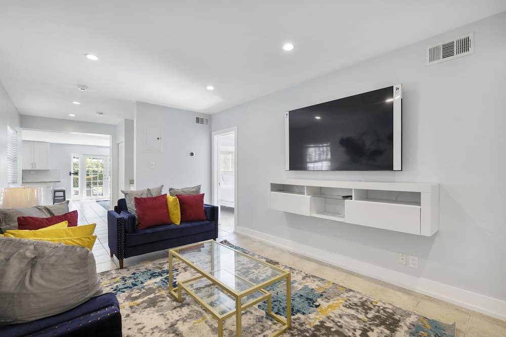 Photo of Livingroom in Poinsettia Heights