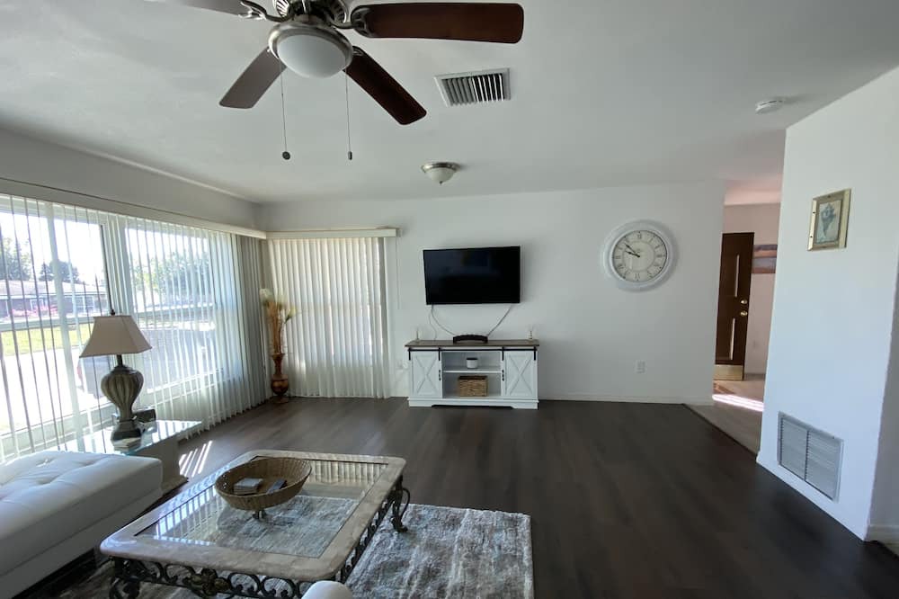 Photo of Livingroom in Oakland Hills