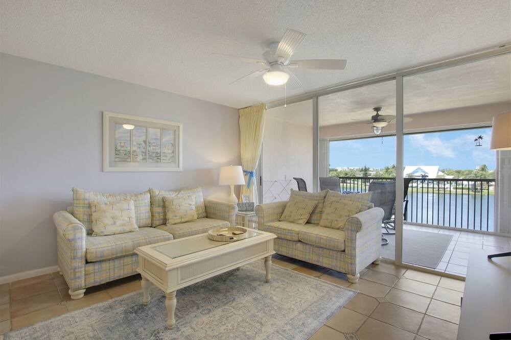 Photo of Livingroom in Jupiter Bay