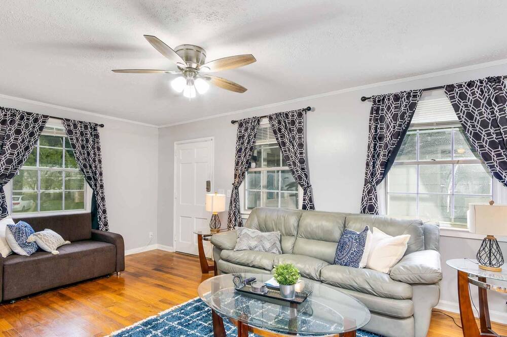 Photo of Livingroom in Lakeshore South