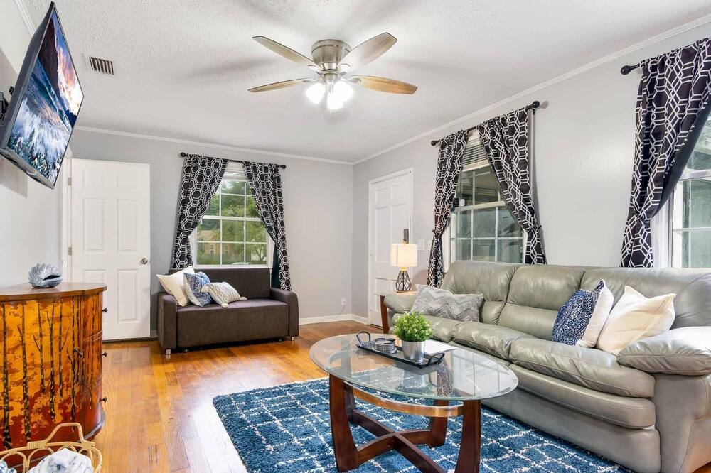Photo of Livingroom in Lakeshore South