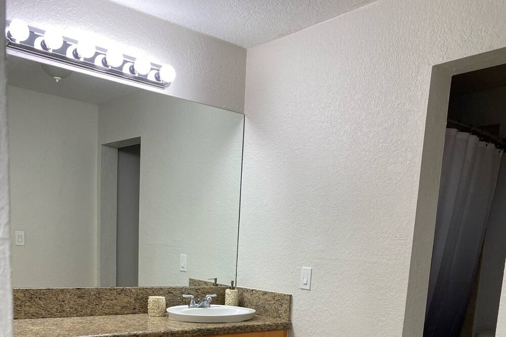 Photo of Bathroom in Kendale Lakes