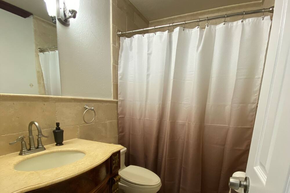 Photo of Bathroom in Kendale Lakes