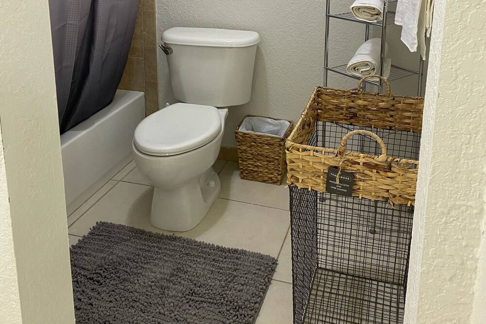 Photo of Bathroom in Kendale Lakes