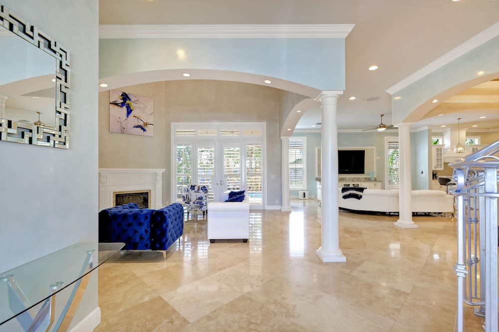 Photo of Livingroom in Lauderdale Harbours