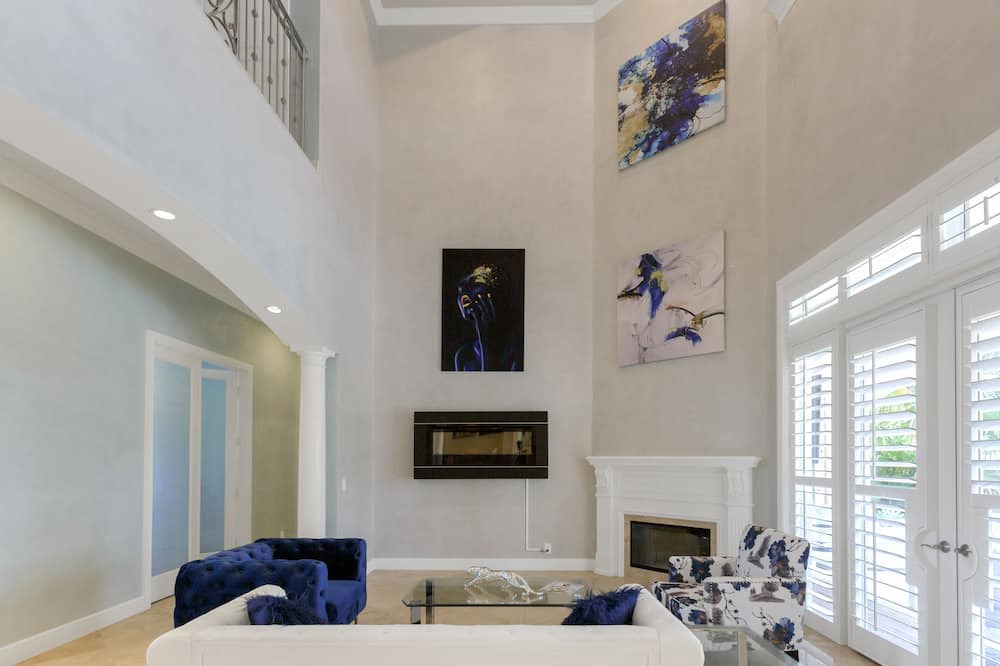 Photo of Livingroom in Lauderdale Harbours