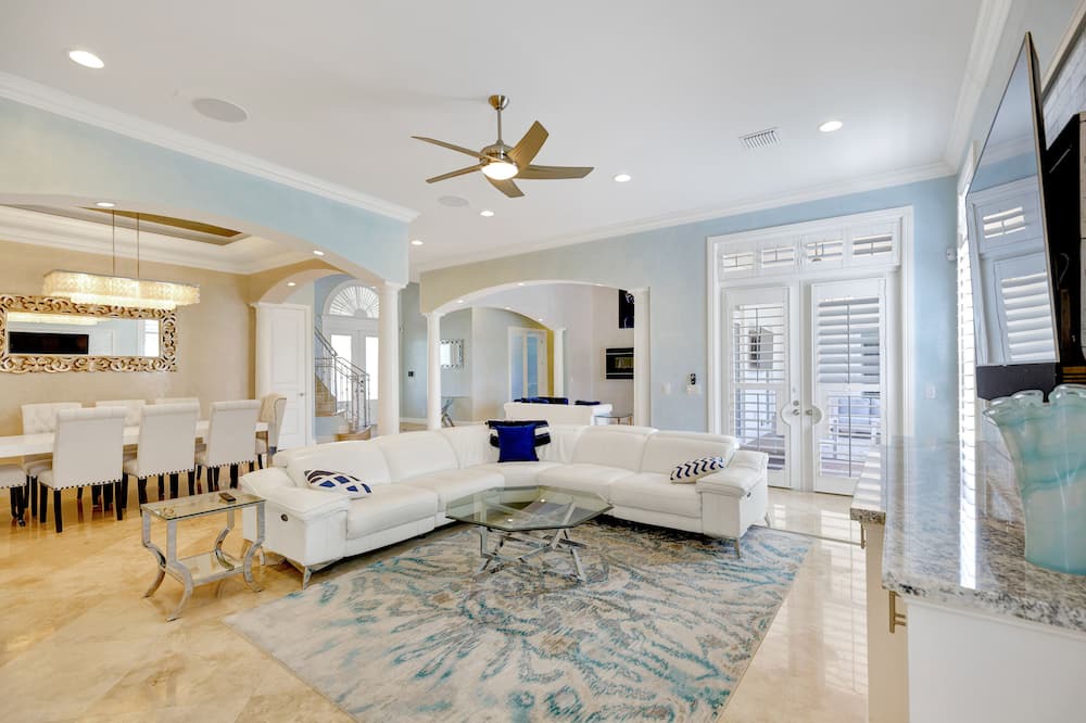 Photo of Livingroom in Lauderdale Harbours