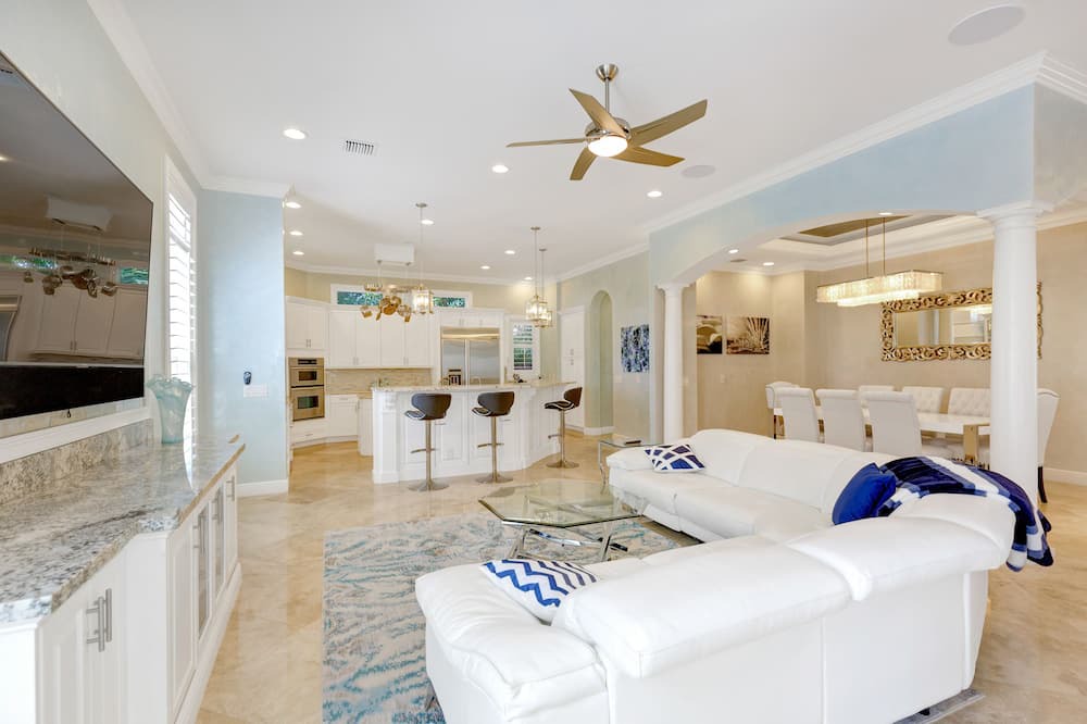 Photo of Livingroom in Lauderdale Harbours