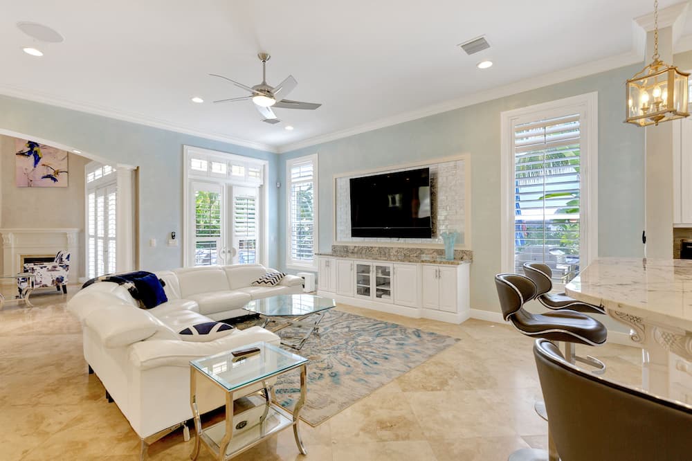 Photo of Livingroom in Lauderdale Harbours