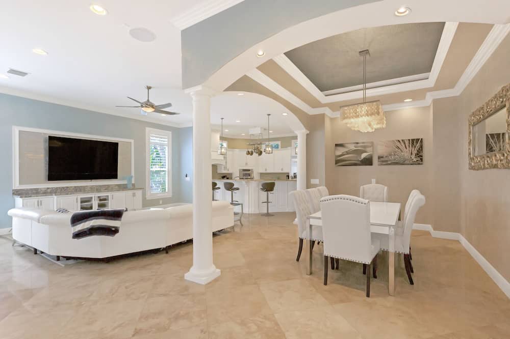 Photo of Livingroom in Lauderdale Harbours