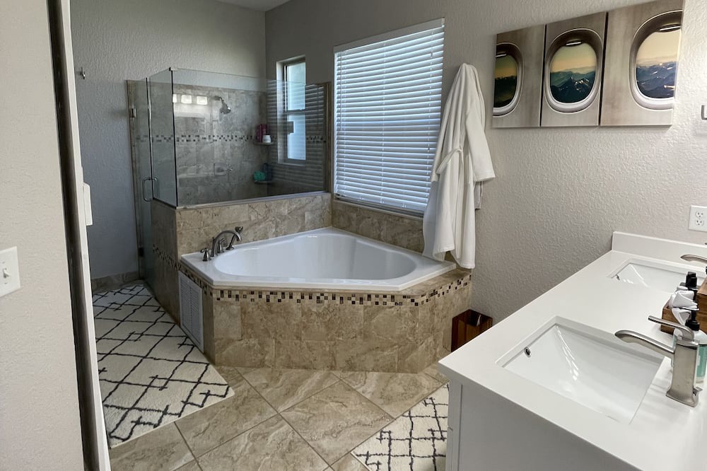 Photo of Bathroom in Candler
