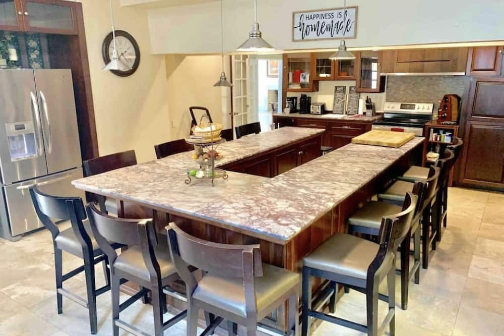 Photo of Kitchen in Bearss Plaza