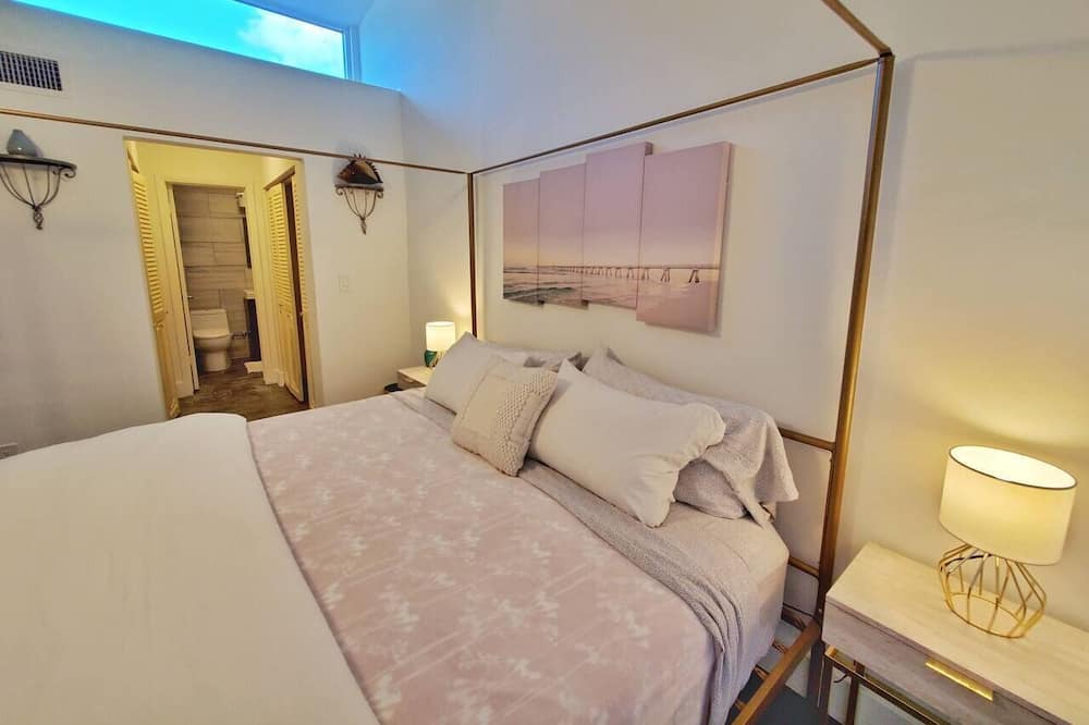 Photo of Bedroom in Royal Poinciana