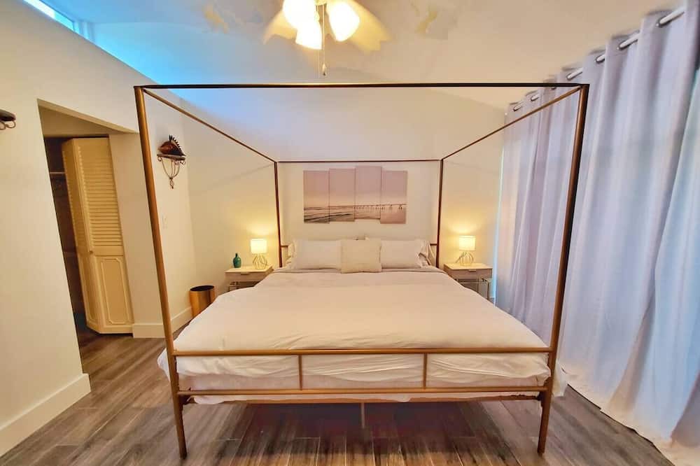 Photo of Bedroom in Royal Poinciana
