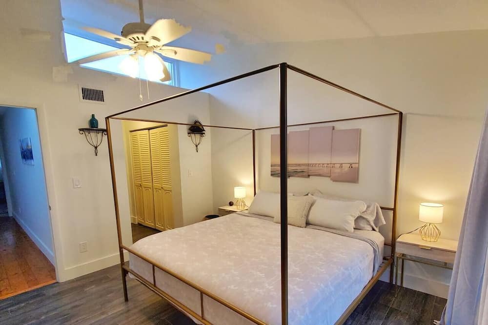Photo of Bedroom in Royal Poinciana