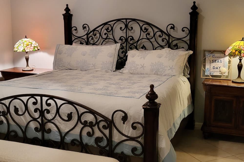 Photo of Bedroom in Greenview Shores