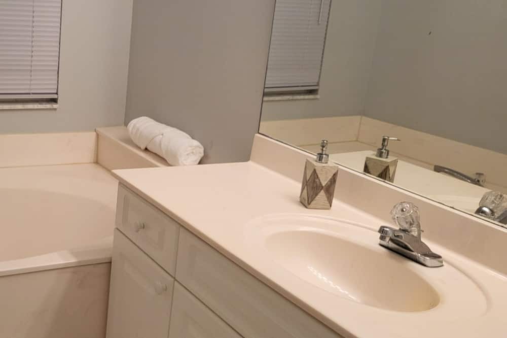 Photo of Bathroom in Greenview Shores