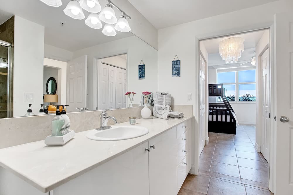 Photo of Bathroom in Island Estates