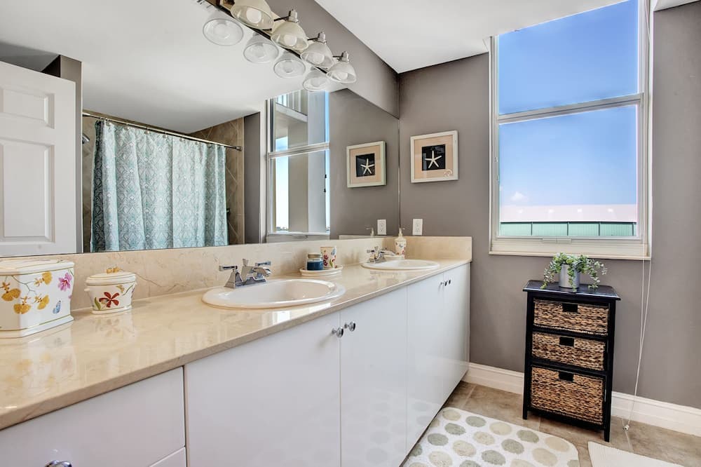 Photo of Bathroom in Island Estates