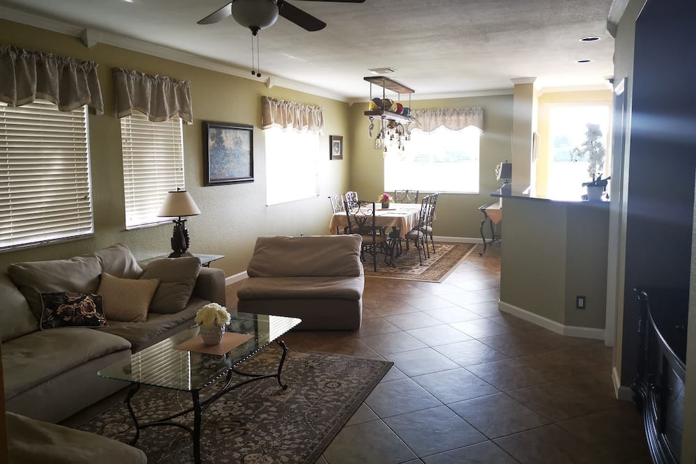 Photo of Livingroom in Riviera Beach