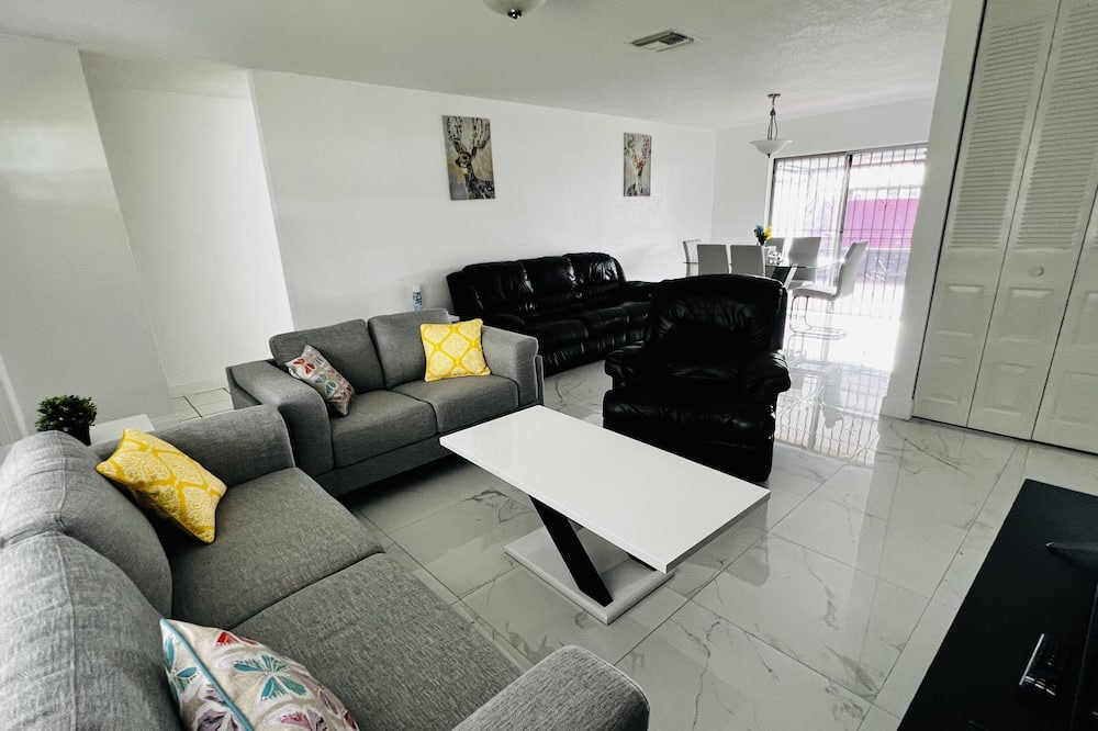 Photo of Livingroom in Kendale Lakes