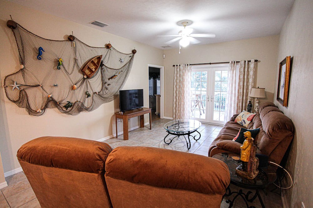 Photo of Livingroom in Suwannee