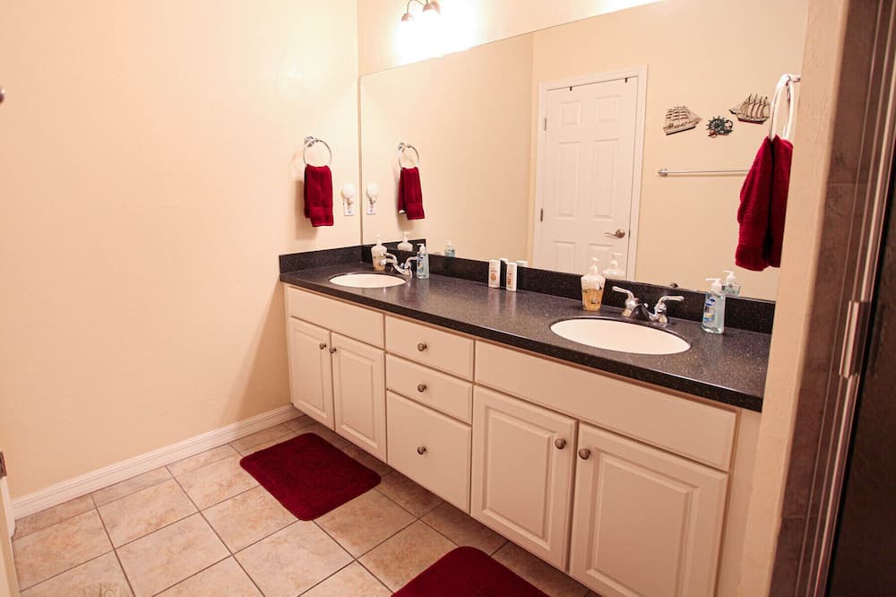 Photo of Bathroom in Suwannee