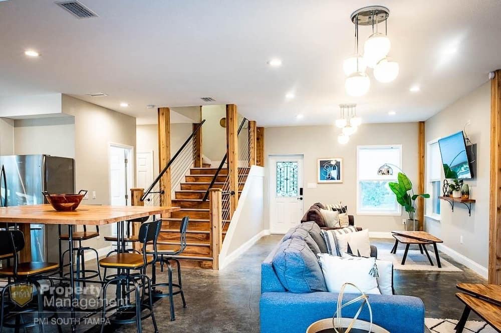 Photo of Livingroom in North Hyde Park