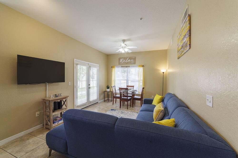 Photo of Livingroom in Venetian Bay Villages