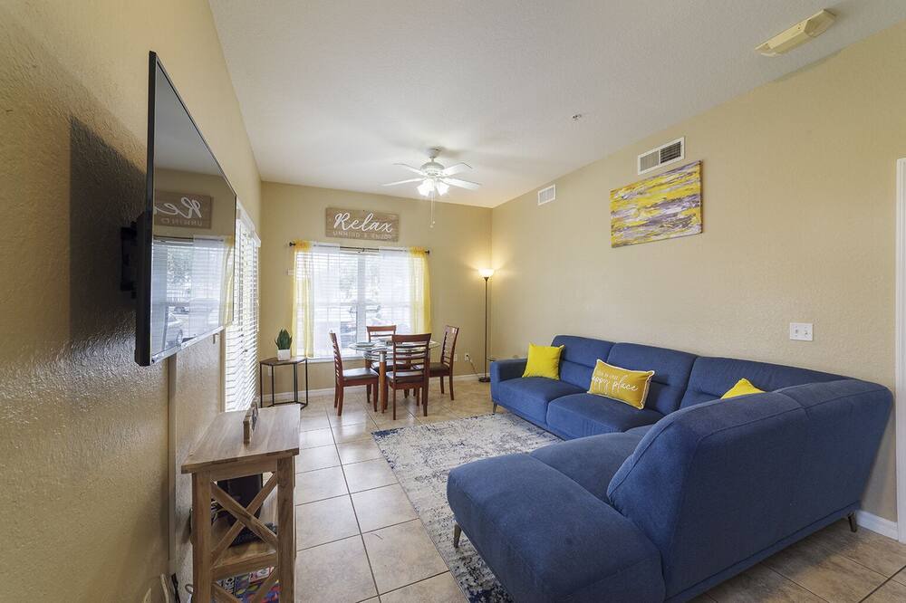 Photo of Livingroom in Venetian Bay Villages