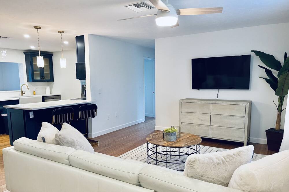 Photo of Livingroom in Willoughby Acres