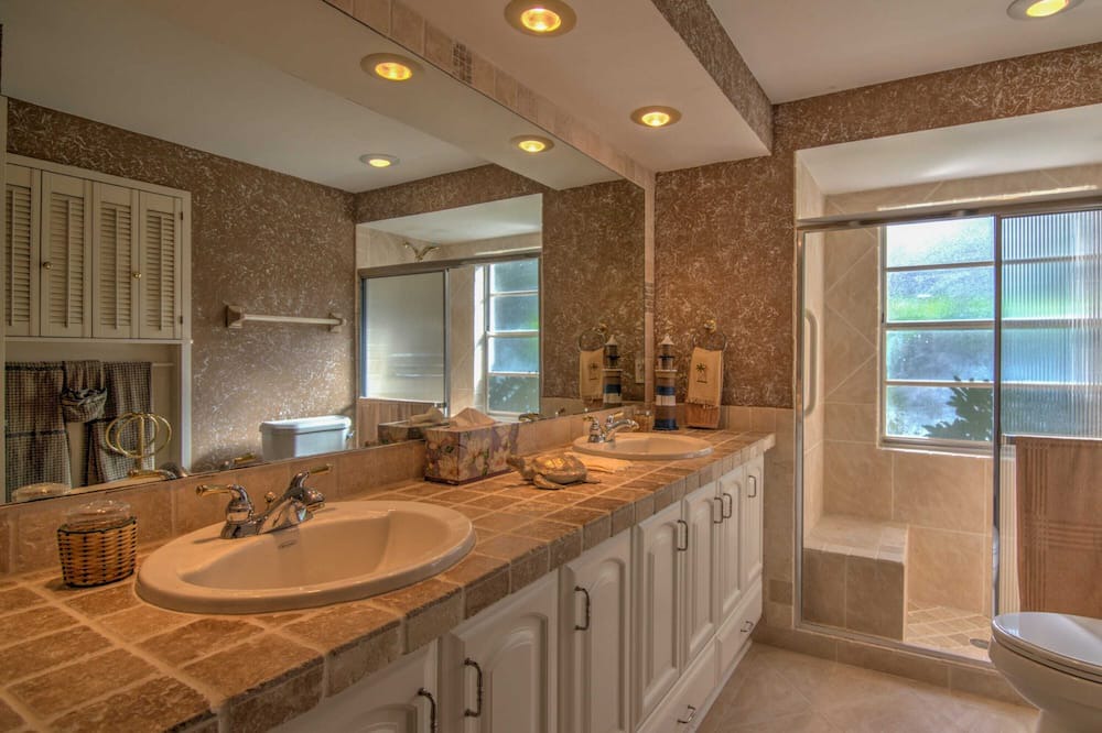 Photo of Bathroom in Kings Lake
