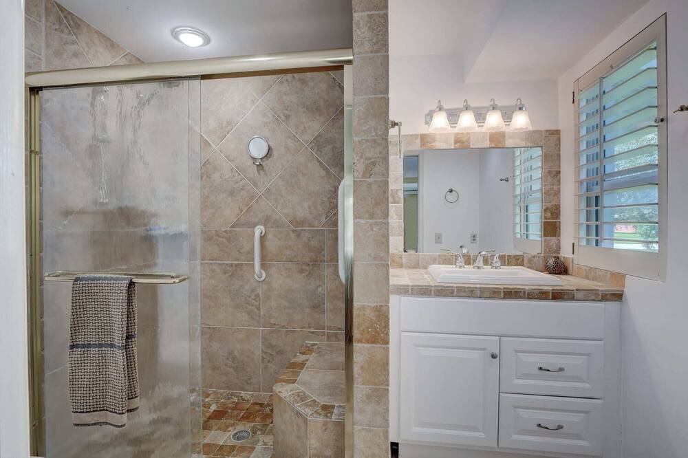 Photo of Bathroom in Kings Lake