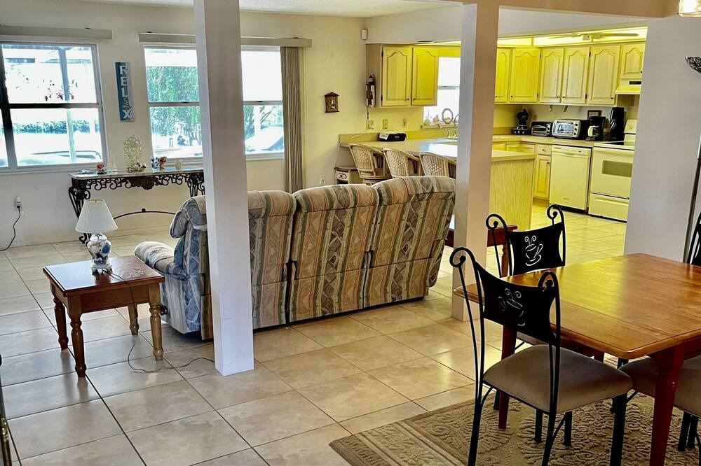 Photo of Livingroom in Springs at Kings Bay