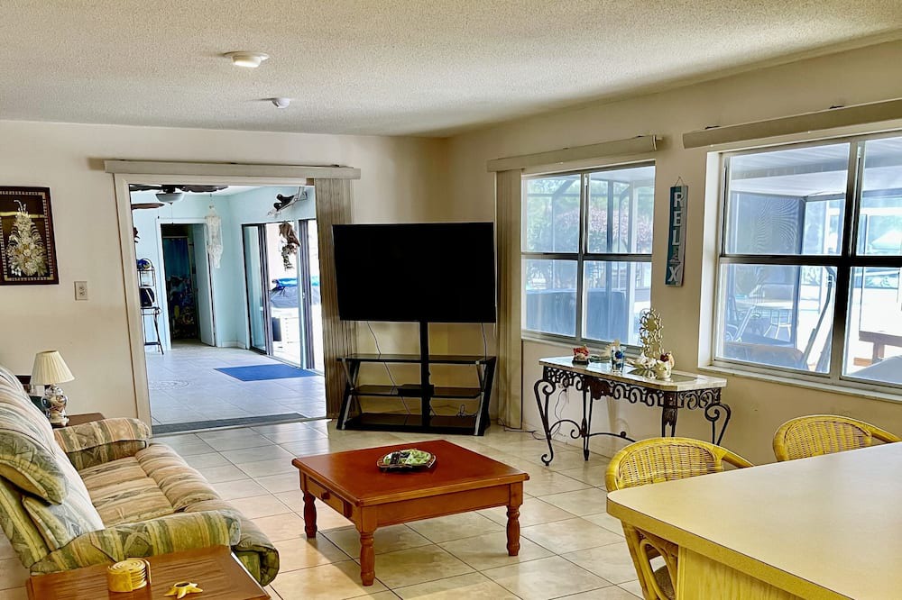 Photo of Livingroom in Springs at Kings Bay
