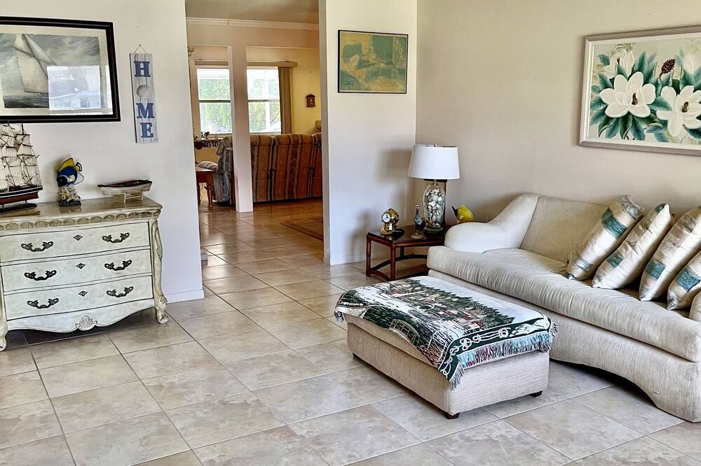 Photo of Livingroom in Springs at Kings Bay