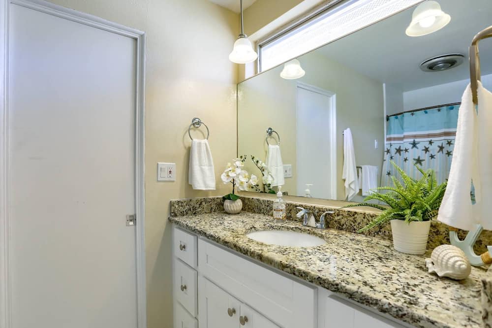 Photo of Bathroom in Anona